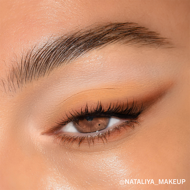 Kulta- ja oranssisävyinen eye maxxing -look siniä silmiä korostamassa