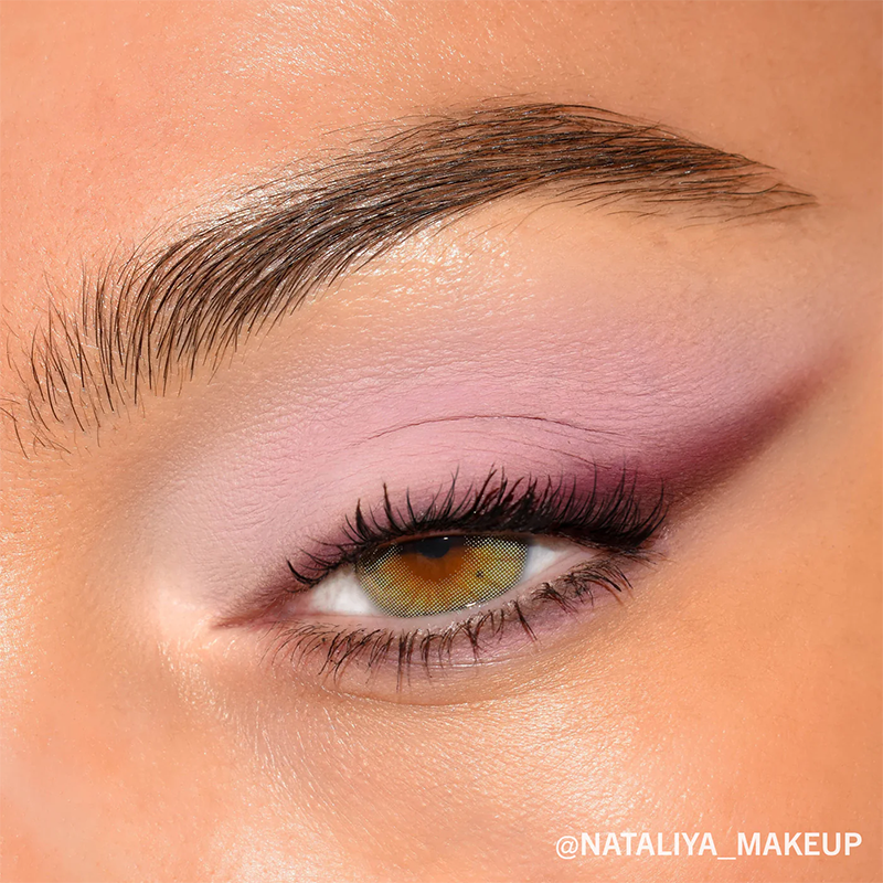 Pinkki ja punainen eye maxxing -look vihreitä silmiä korostamassa