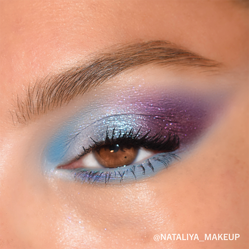 Sininen ja violetti eye maxxing -look ruskeita silmiä korostamassa